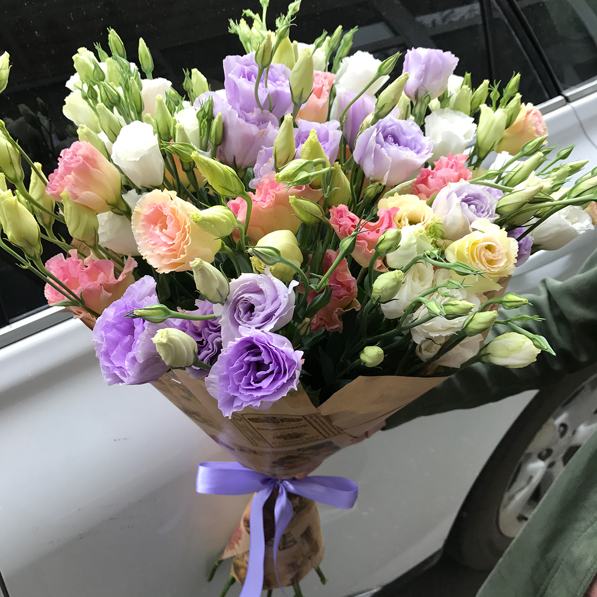 Акция! Букет из астр, клематисов и лизиантусов «Подарок маме»