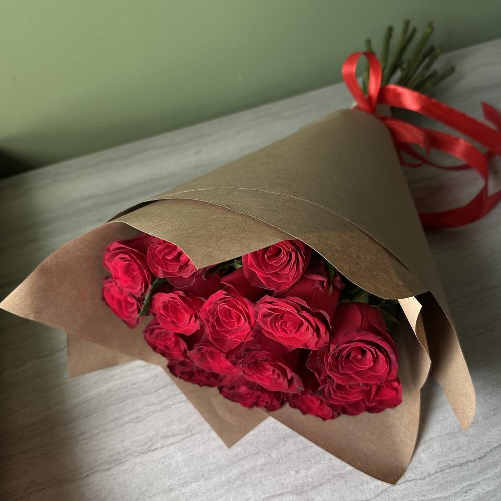 Букет из 15 коралловых роз в крафте