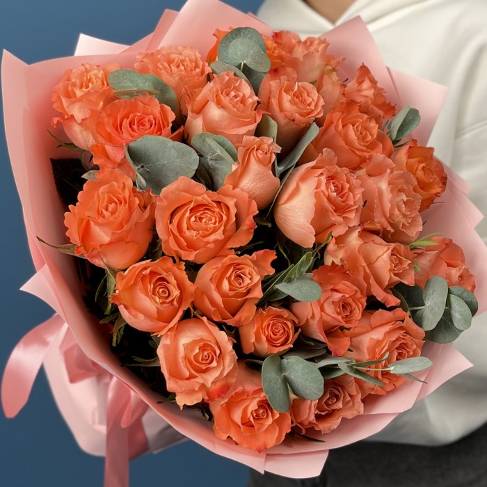 Букет из 25 коралловых роз в кремовой пленке