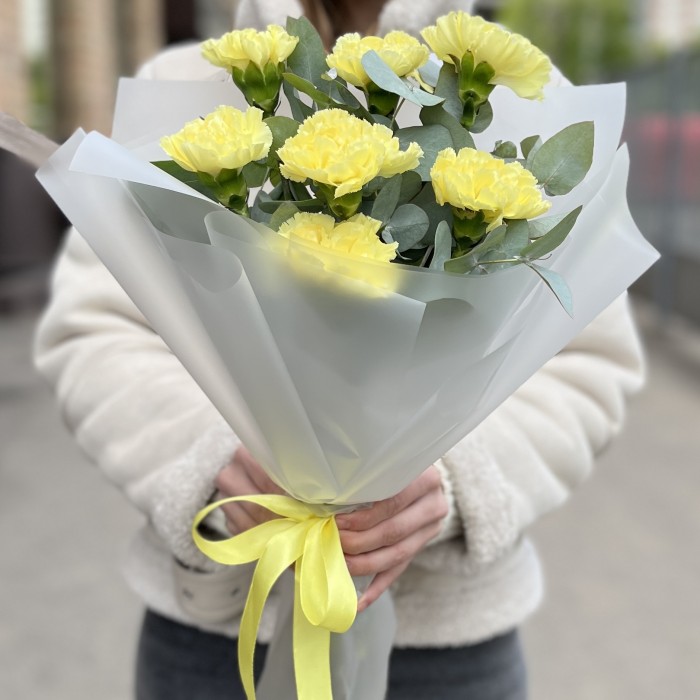 Букет из 25 желтых гвоздик в крафте с лентой, Голландия