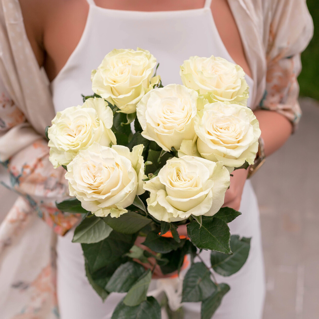 Букет из 7 белых роз «Мондиаль» в пленке, 50см, Эквадор