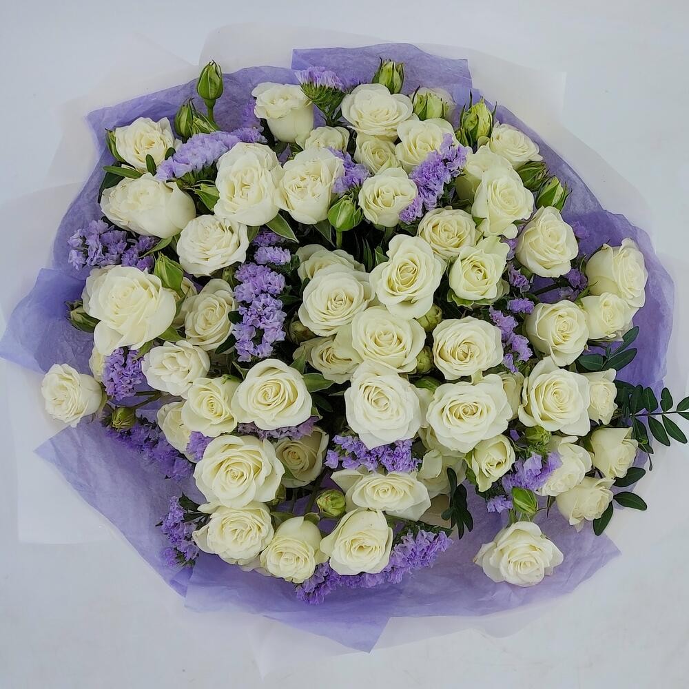 Букет из 7 белых роз и сиреневой статицы «Вечная красота»