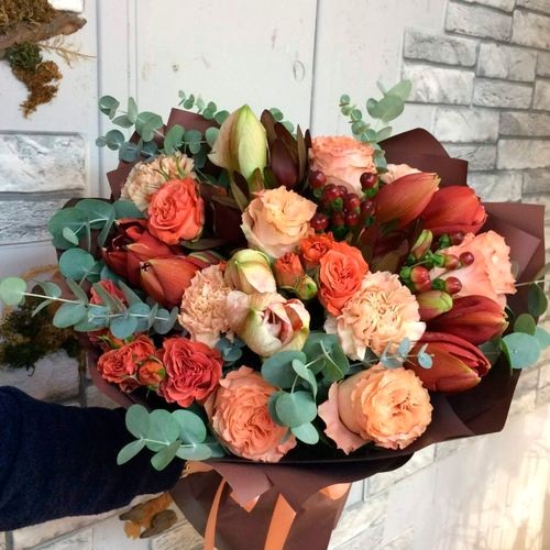 Букет из роз, гвоздик, левкадендрона «Гипноз»