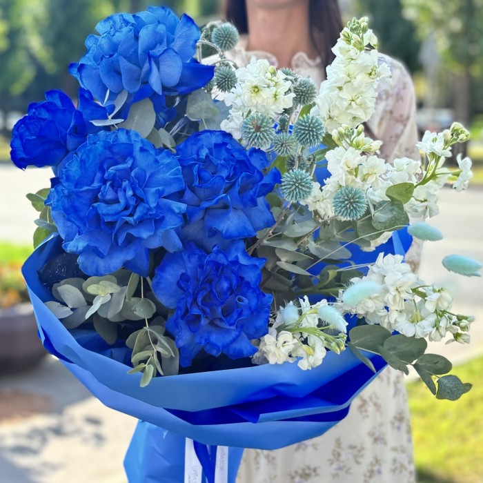 Букет из роз, оксипеталума, дельфиниума и гортензии «Титаник»